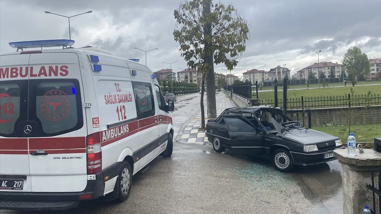 Bolu'da Bahçe Duvarına Çarpan Otomobilde Baba ve Kızı Yaralandı