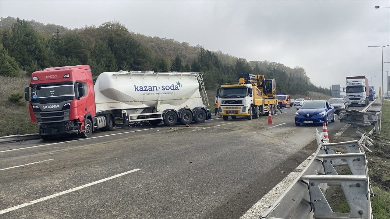 Bolu'da Tanker-Otomobil Çarpıştığı Kazada İki Sürücü Yaralandı