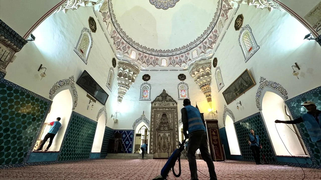 Bursa'da Denetimli Serbestlik Hükümlüleri Muradiye Camisi'nde Temizlik Çalışması Gerçekleştirdi