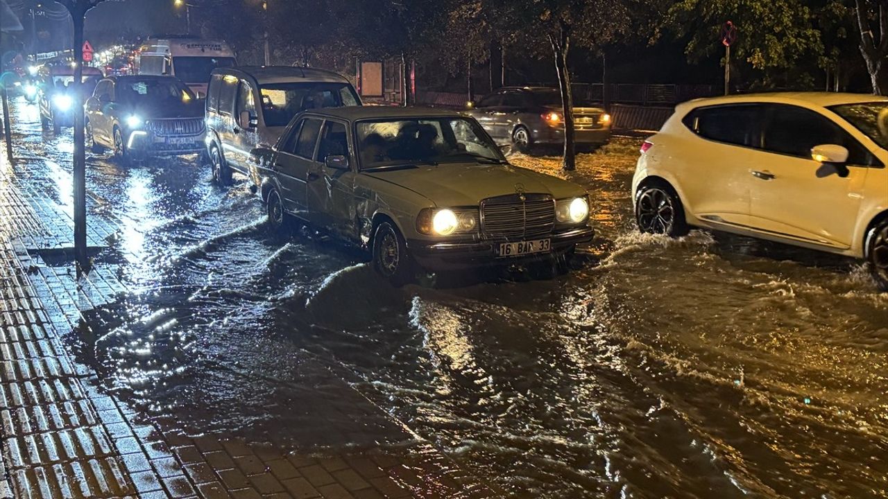 Bursa'da Şiddetli Yağış Hayatı Olumsuz Etkiledi