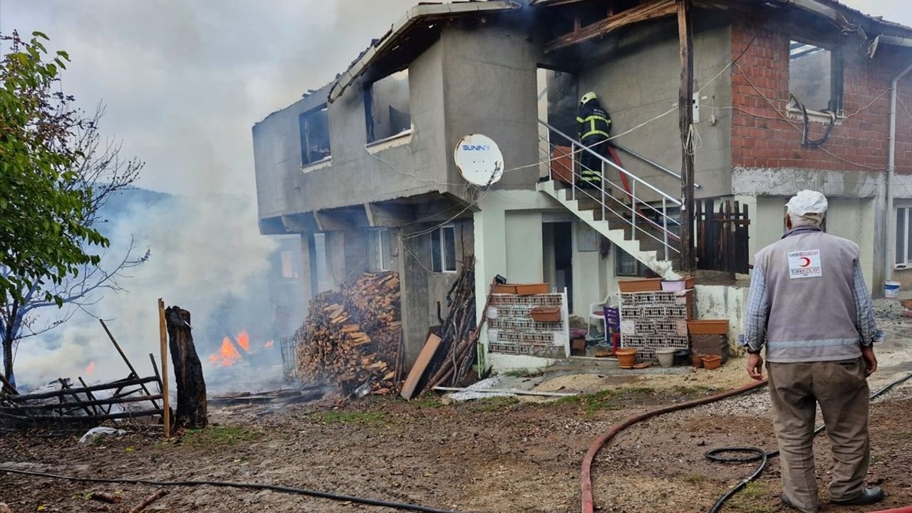 Bursa Orhaneli'nde Yangın: 2 Ev ve 1 Samanlık Zarar Gördü