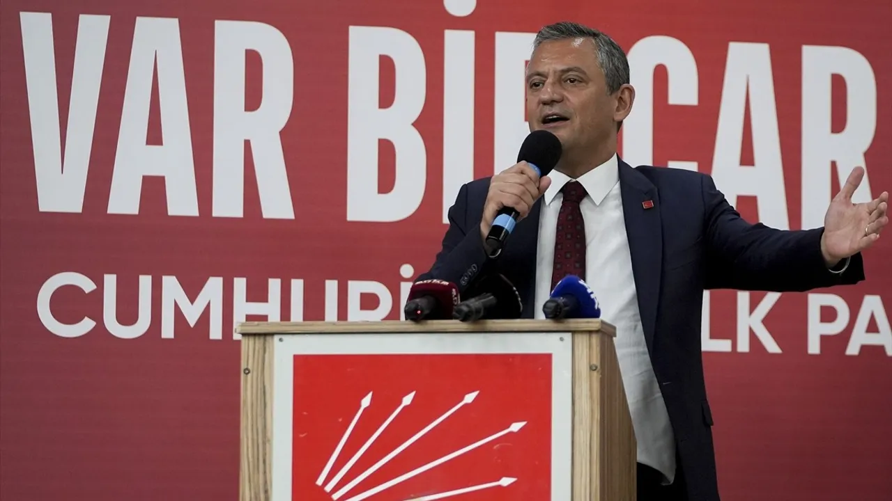 CHP Genel Başkanı Özgür Özel, İstanbul'da Üyeleriyle Buluştu