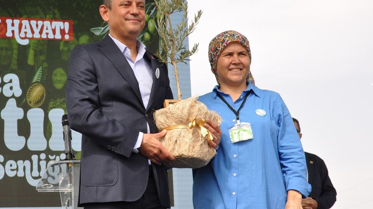 CHP Genel Başkanı Özgür Özel, Manisa'da Zeytin Şenliği'nde