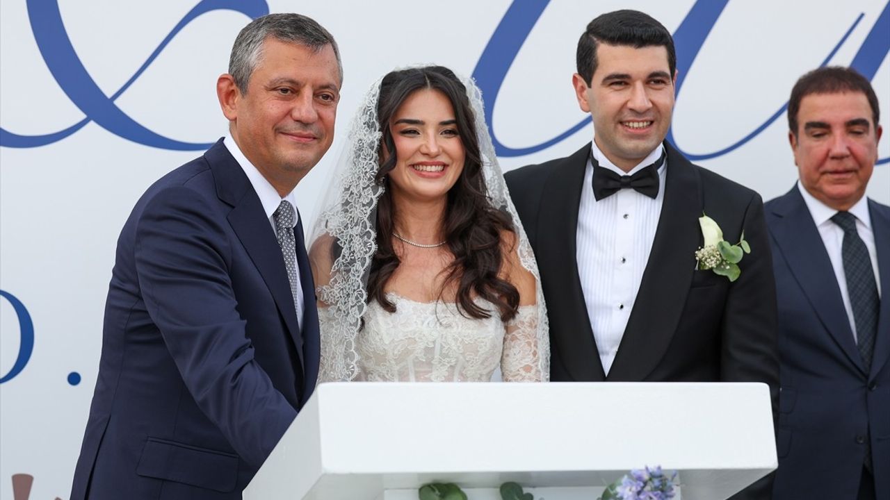 CHP Lideri Özel'in Nikah Şahitliği: Avcılar'da Duygu Dolu Anlar