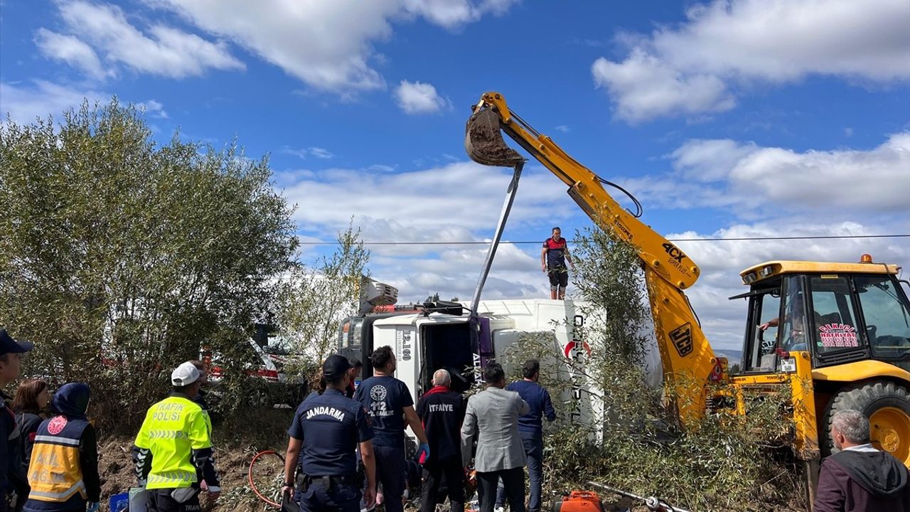 Çorum'da Devrilen Kamyonda 3 Kişi Yaralandı