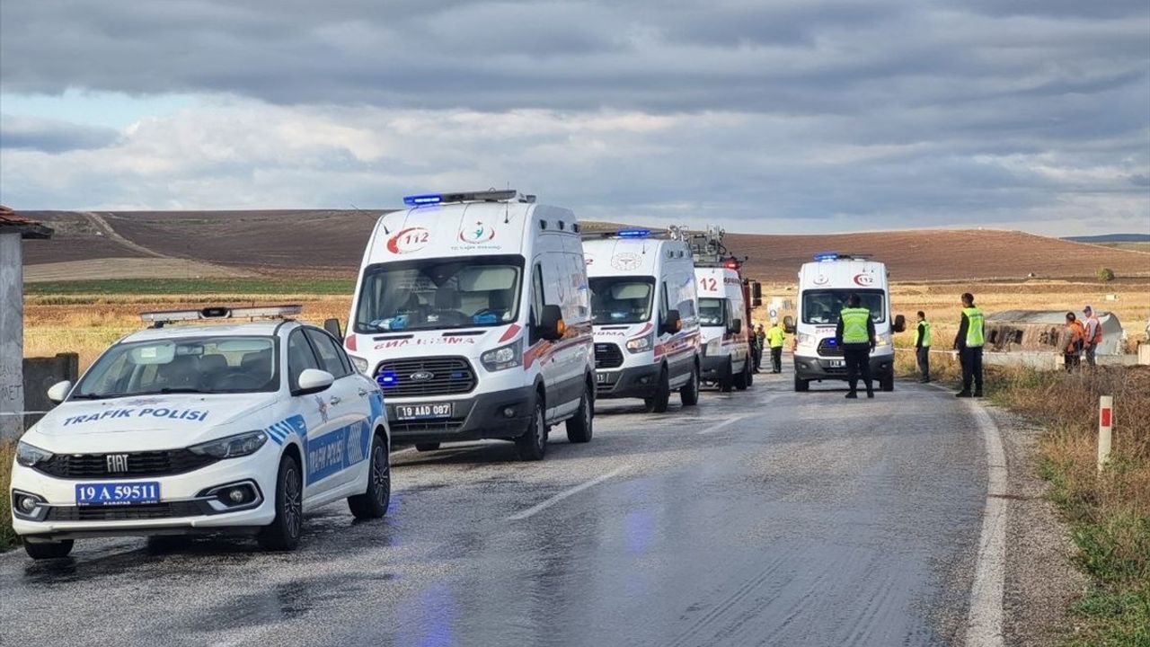 Çorum'da Minibüs ve Tankerin Çarpışması: 1 Ölü, 18 Yaralı