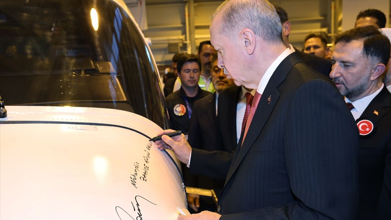 Cumhurbaşkanı Erdoğan TUSAŞ'ta GÖKBEY Helikopterinin Teslimatını Yaptı