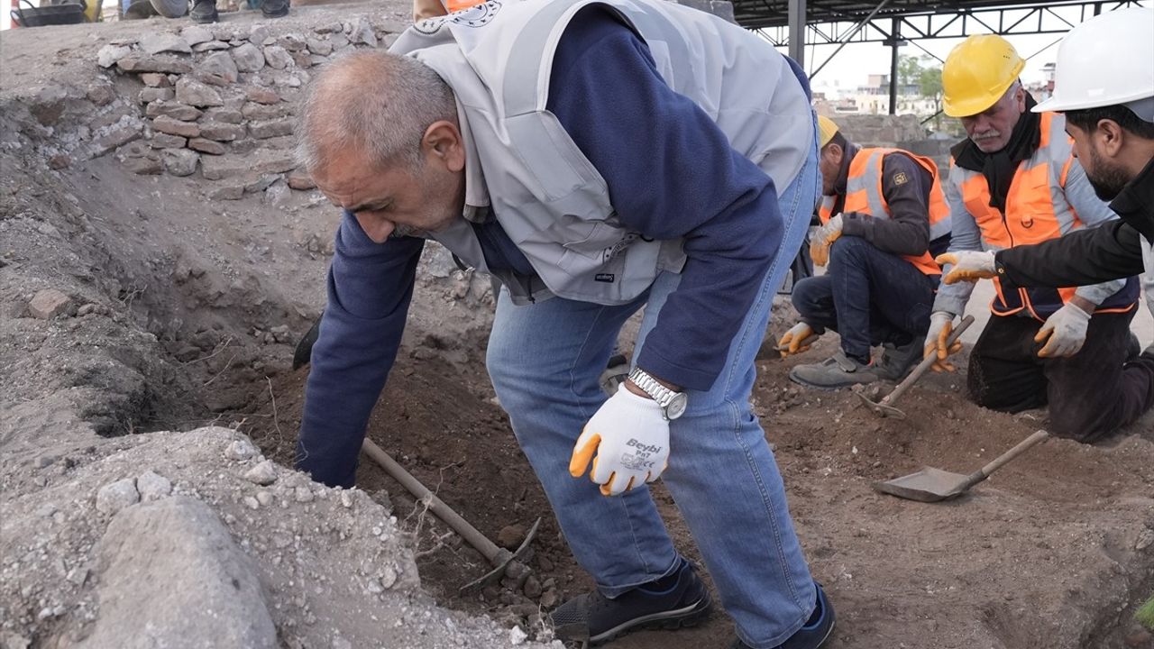 Diyarbakır'da Geç Uruk Dönemine Ait Silindirik Mühür Bulundu