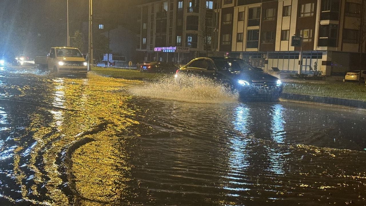 Düzce'de Sağanak Yağış ve Kuvvetli Rüzgar Yaşamı Olumsuz Etkiledi