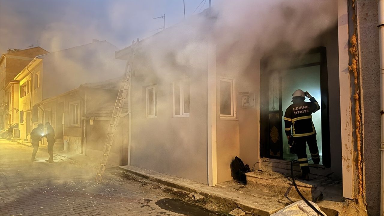 Edirne'de Ailesinin Evi Ateşe Veren Şahıs Polise Teslim Oldu