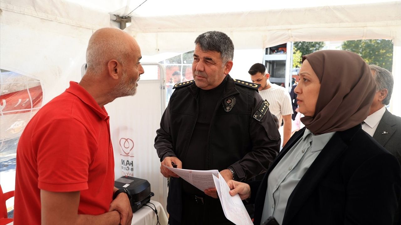 Edirne'de Kan Bağışı Kampanyasında Öğrencilere Madalya