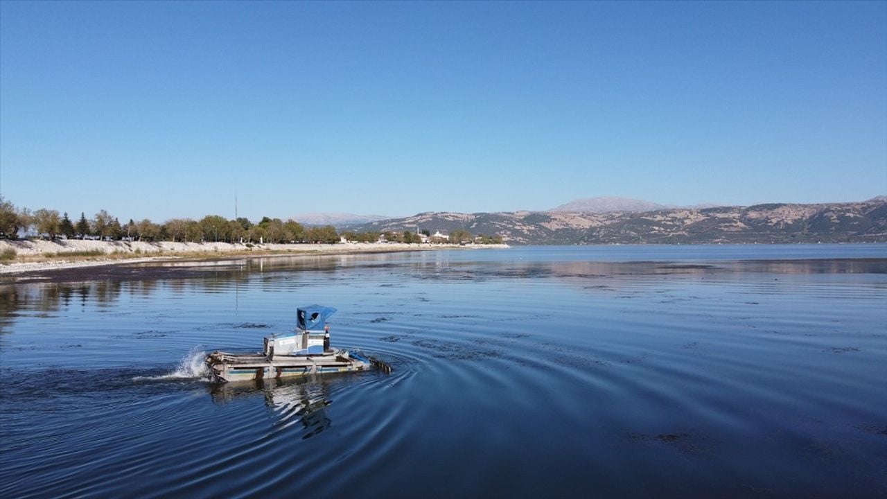 Eğirdir Gölü'nde Temizlik Çalışmaları Sürüyor