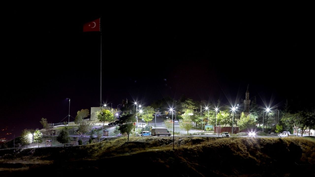 Elazığ'ın Harput Mahallesi Gece Görüntülendi