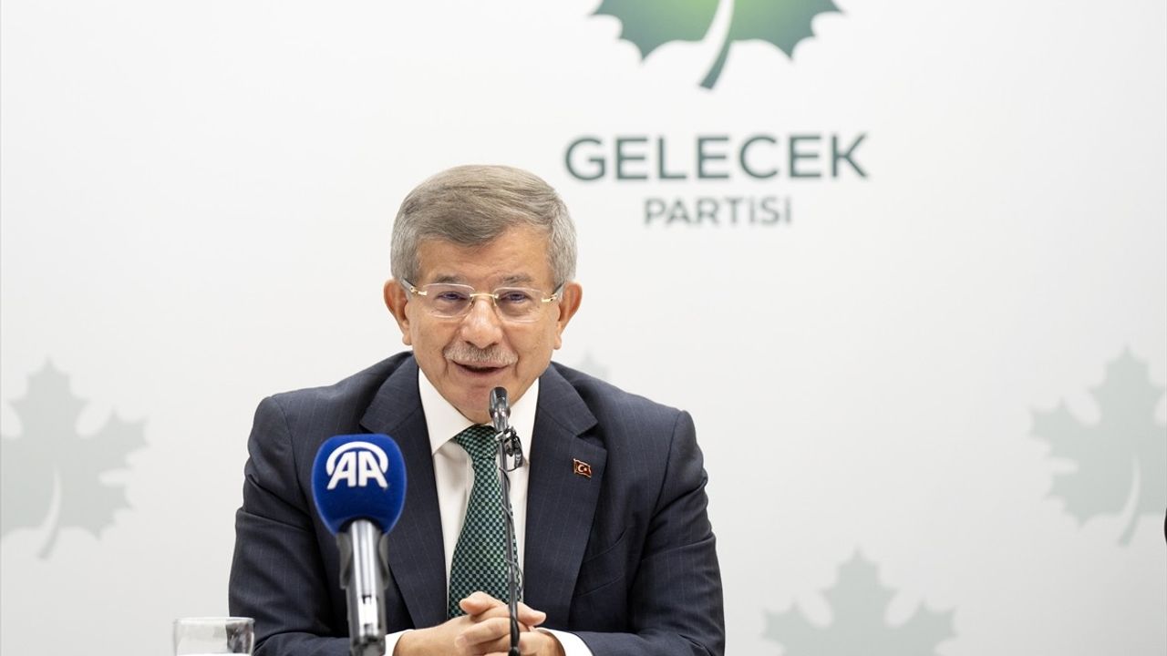 Emekli Dernekleriyle Buluşan Davutoğlu: Onurlu Bir Yaşam Talep Ediyoruz