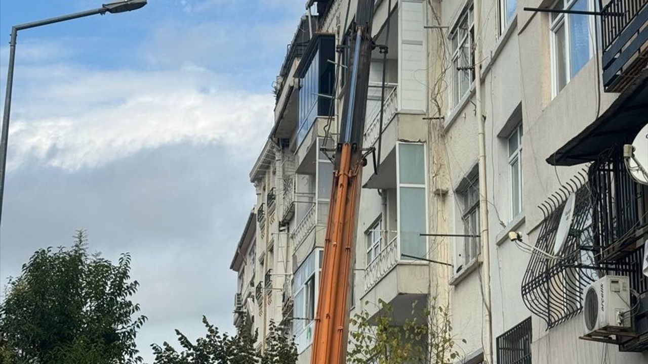 Fatih'te Kısmi Çökme Nedeniyle Mühürlenen Bina Yıkımına Başlandı