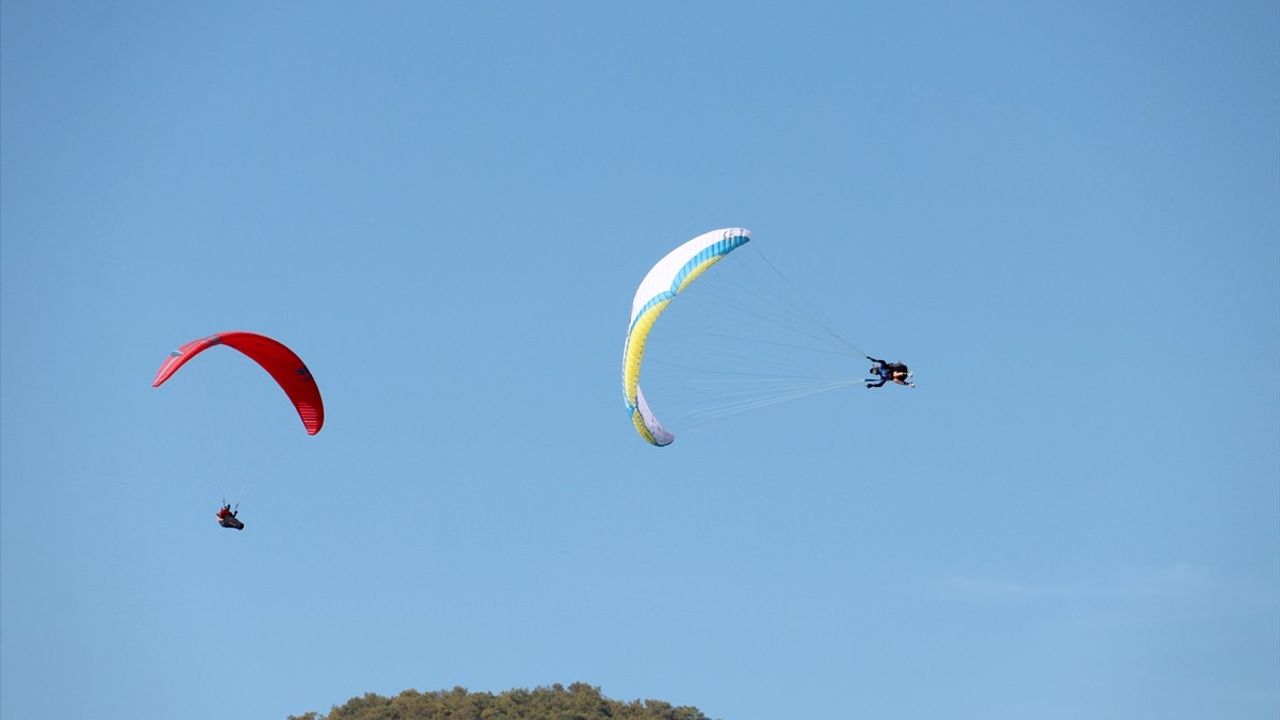 Fethiye'de 24. Uluslararası Ölüdeniz Hava Oyunları Festivali Devam Ediyor