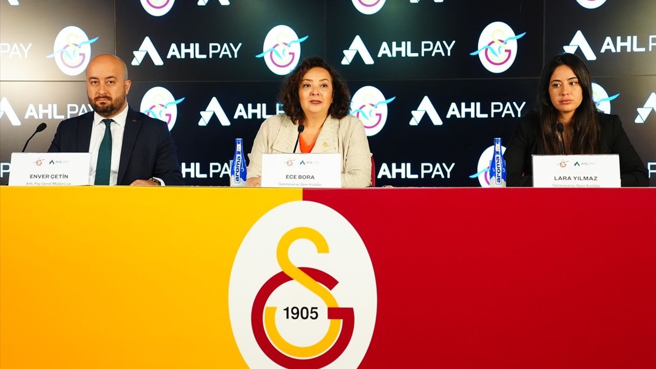 Galatasaray ve AHL Pay'dan Otizm Yüzme Takımına Destek