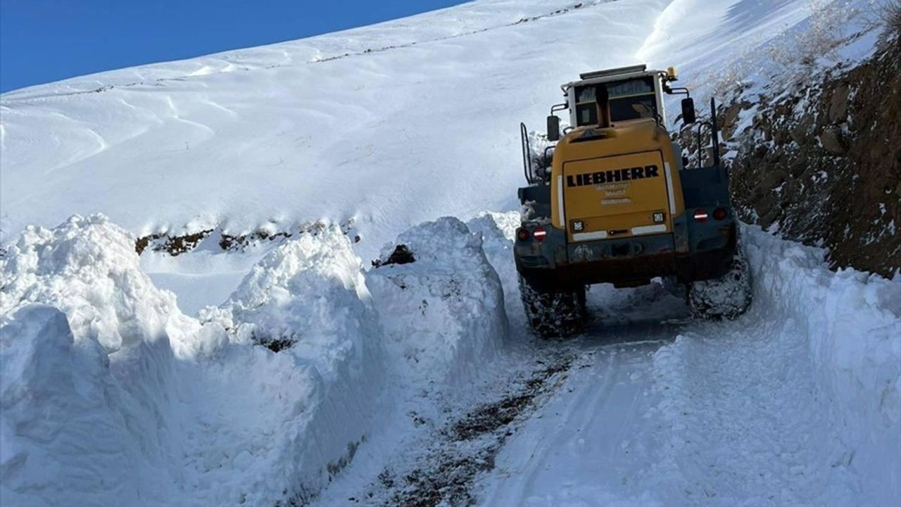 Hakkari'de Aytepe Üs Bölgesi Yolunun Açılması İçin Çalışmalar Başladı