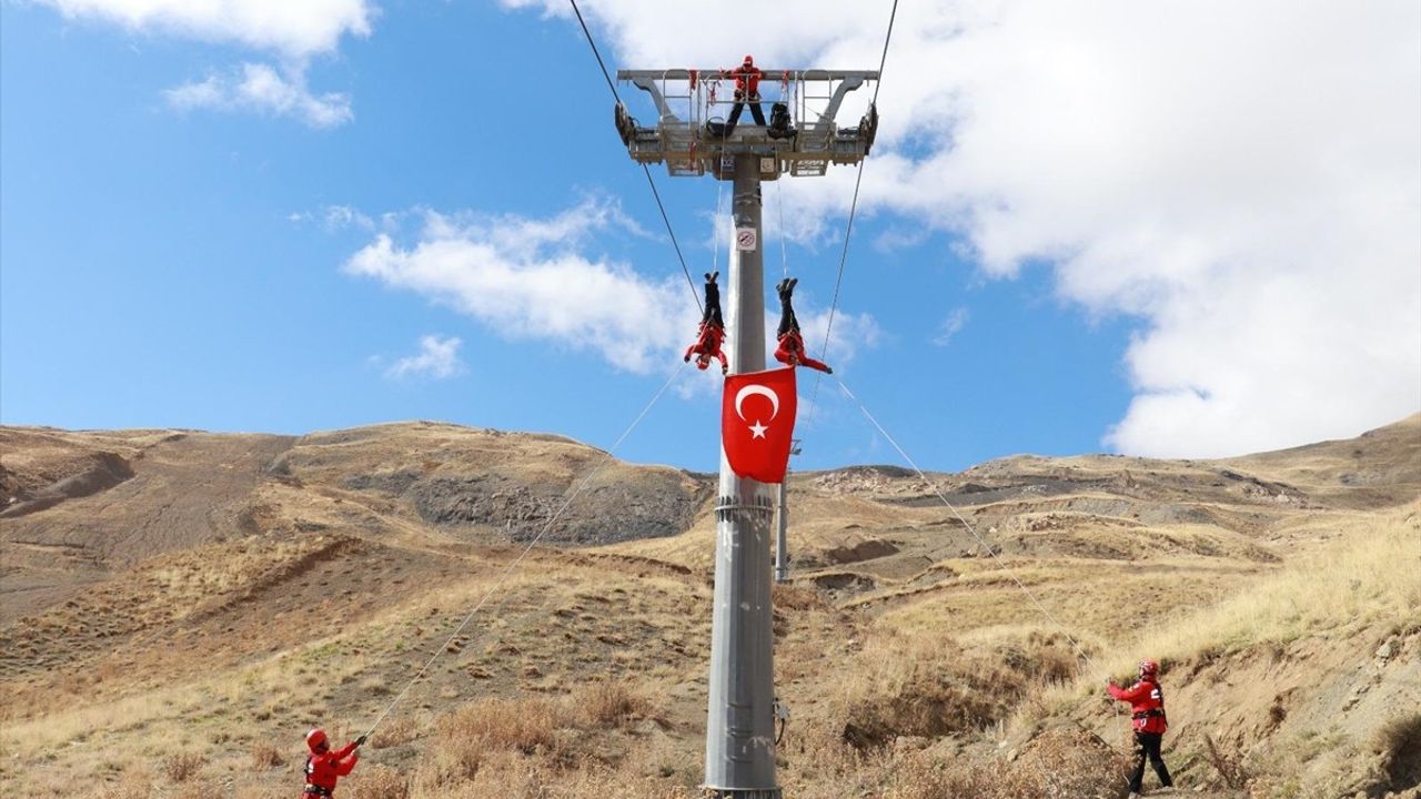 Hakkari'de JAK Timi Kayak Sezonu Öncesi Tatbikat Gerçekleştirdi