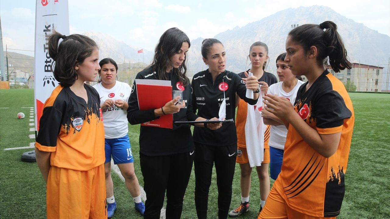 Hakkari'de Kızlar Futbolda Geleceklerini Arıyor