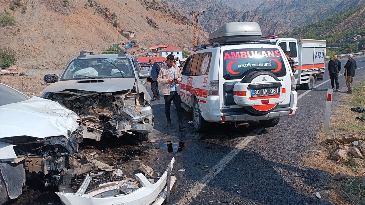 Hakkari'de Pikap ve Otomobil Çarpıştı: 6 Yaralı