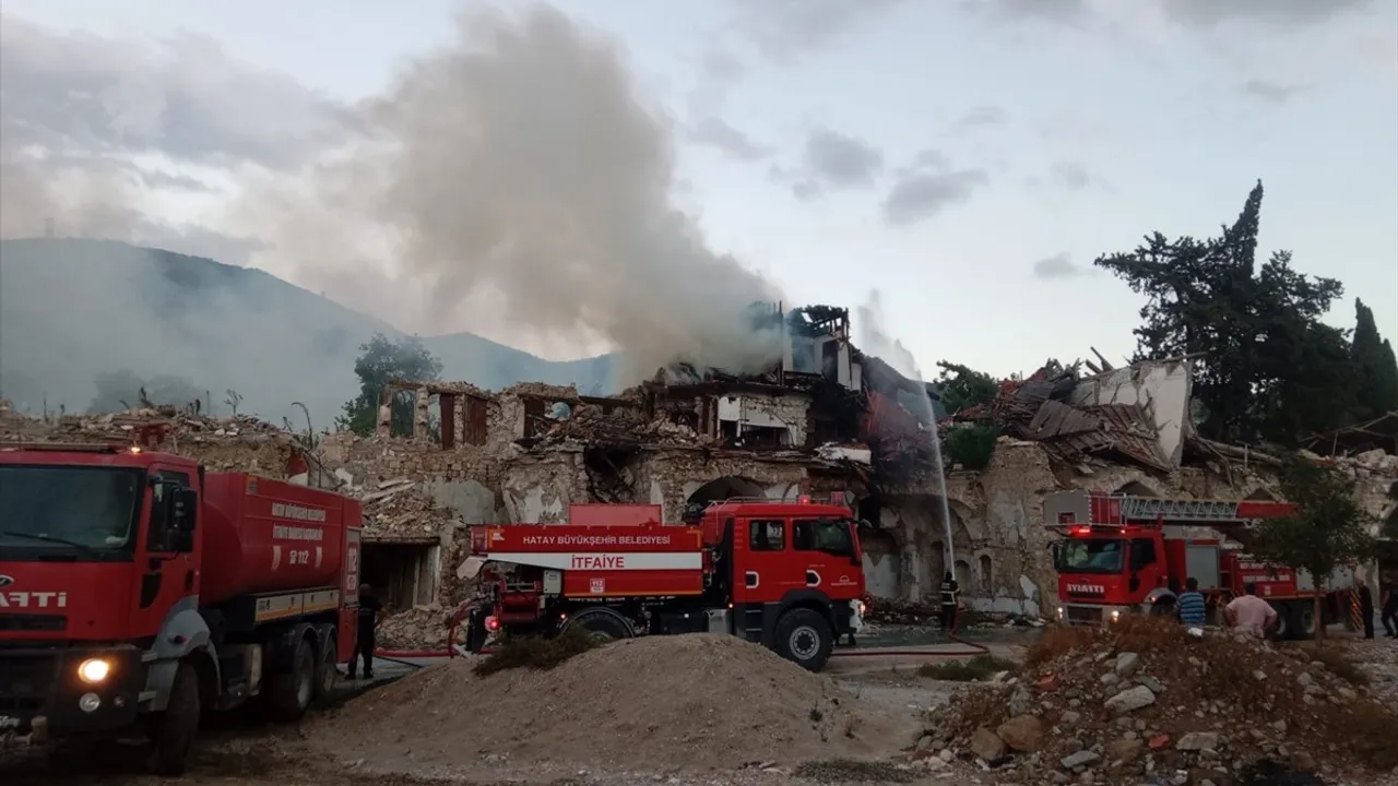 Hatay'da Boş Binada Çıkan Yangın Kontrol Altına Alındı