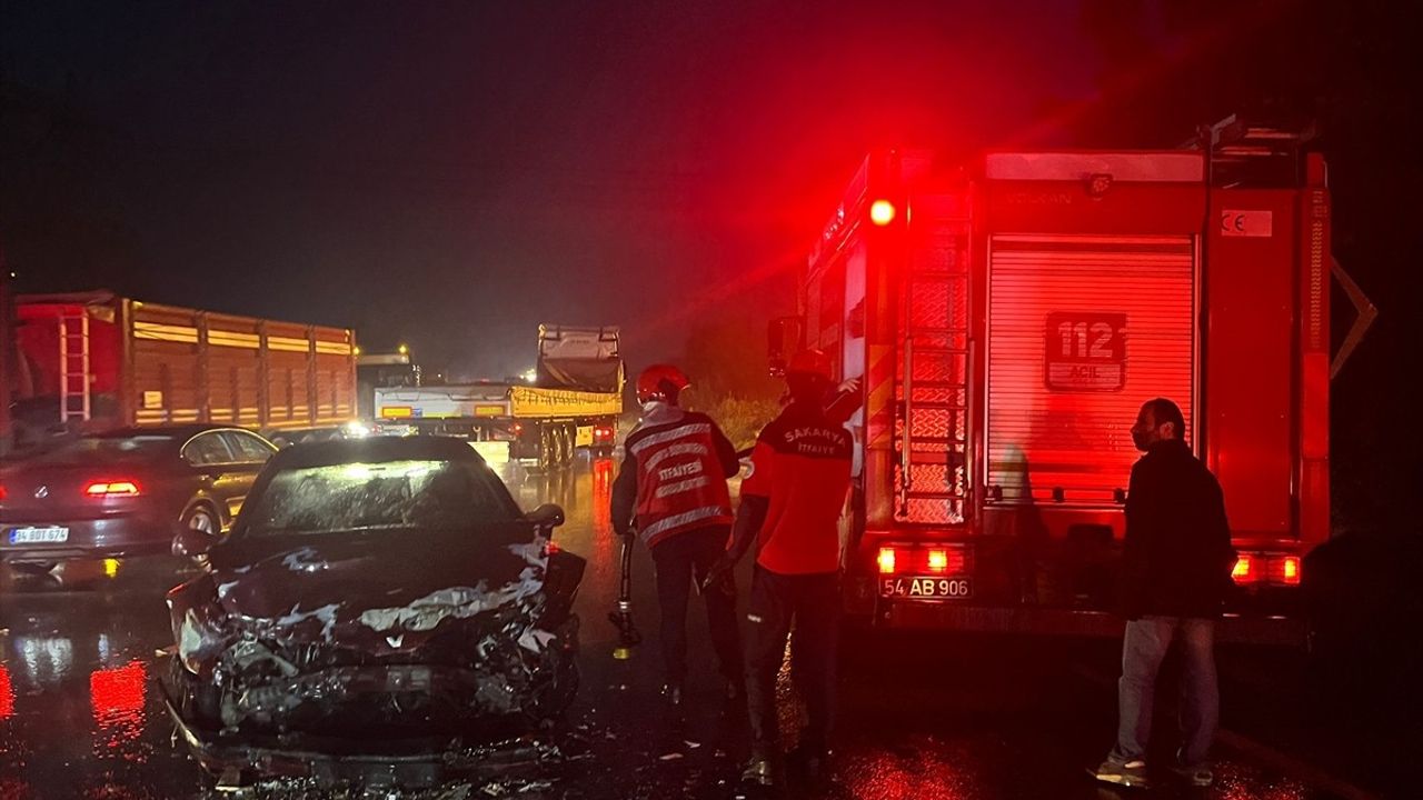 Hendek'te Minibüs ve Otomobil Çarpıştı: 4 Yaralı