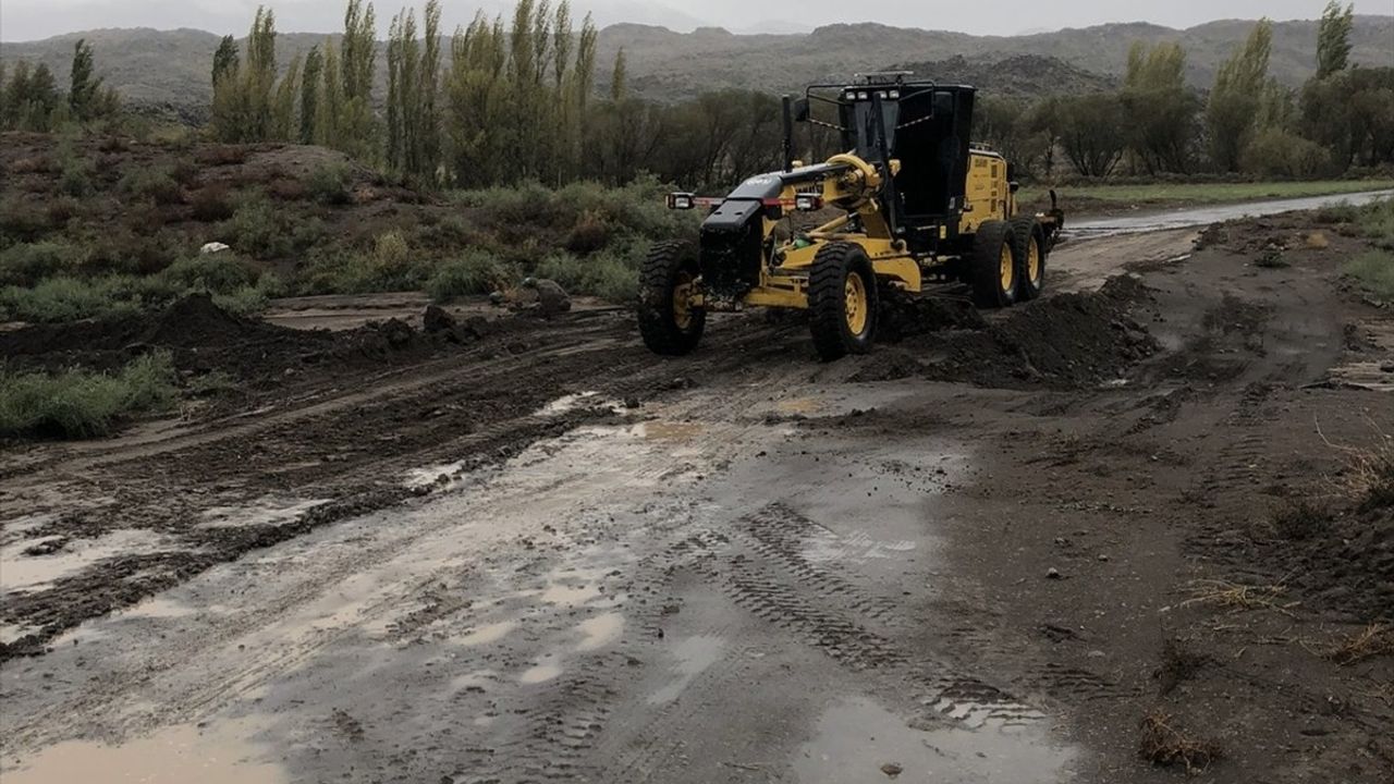 Iğdır'da Sel Sonrası Köy Yolları Yeniden Ulaşımda