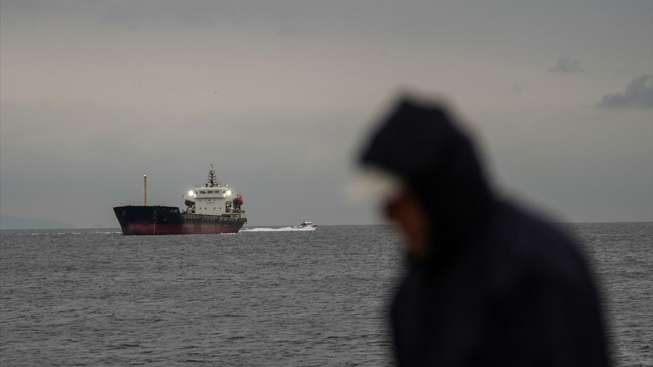 İstanbul Boğazı'ndaki Gemi Trafiği Yeniden Başladı