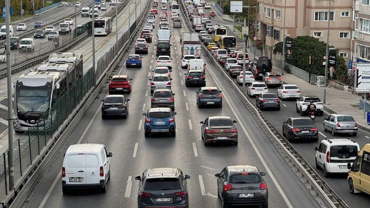 İstanbul'da Sağanak Yağmur Trafiği Olumsuz Etkiledi