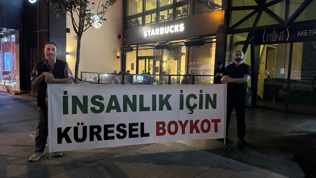 İstanbul'da Starbucks Önünde İsrail Karşıtı Protesto Düzenlendi