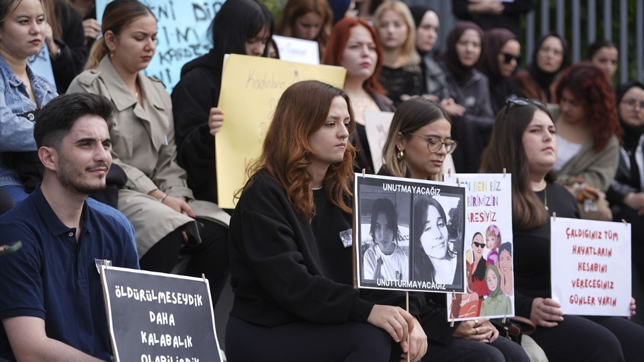 İstanbul Medipol Üniversitesi'nde Ayşenur Halil İçin Protesto Düzenlendi