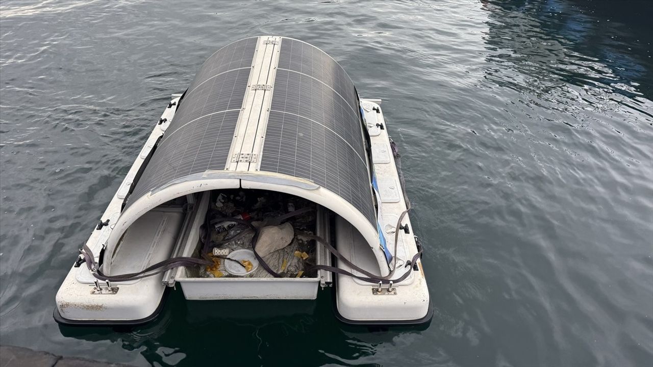 İstanbul Sahillerinde Deniz Yüzeyi Temizleme Faaliyetleri