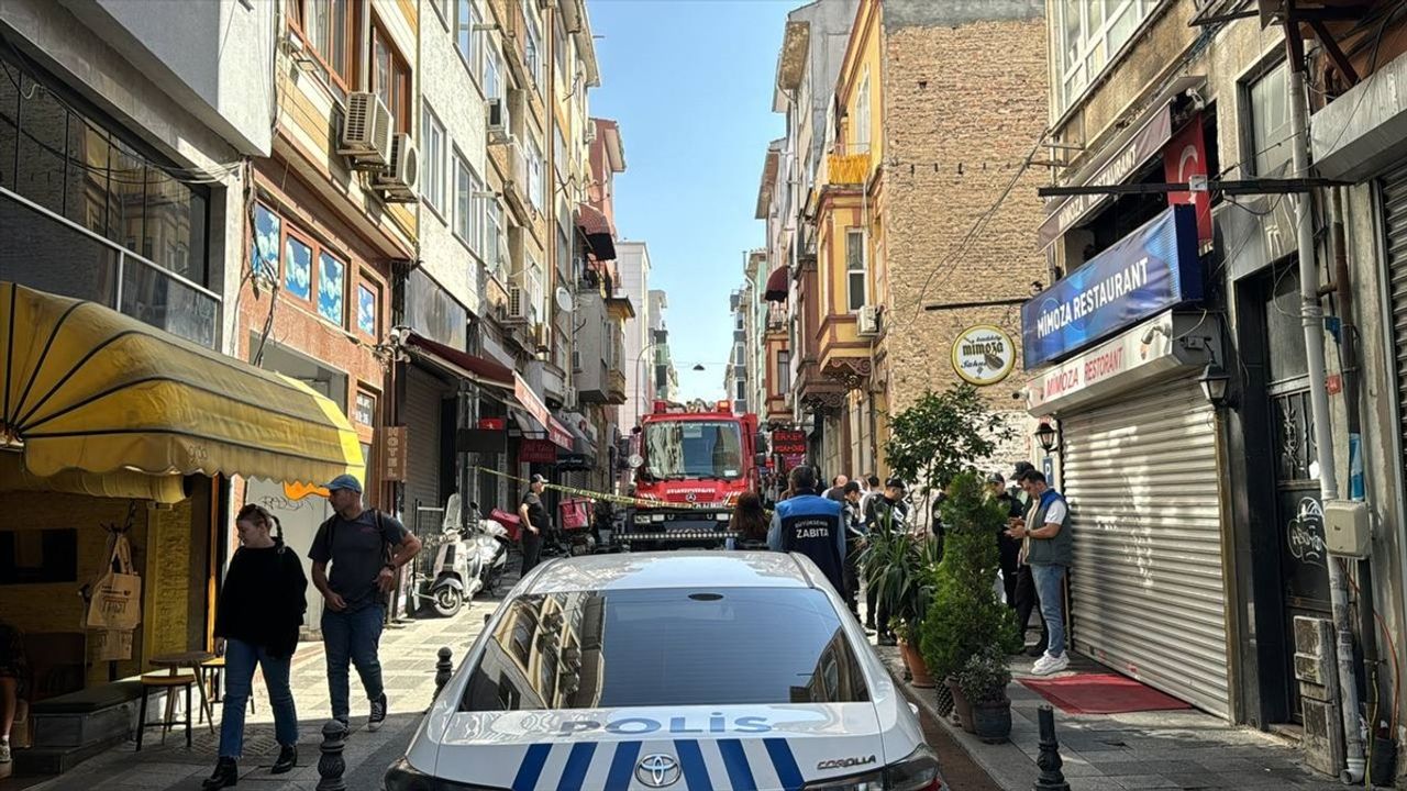 Kadıköy'de Dairedi Patlama: 1 Kişi Yaralandı