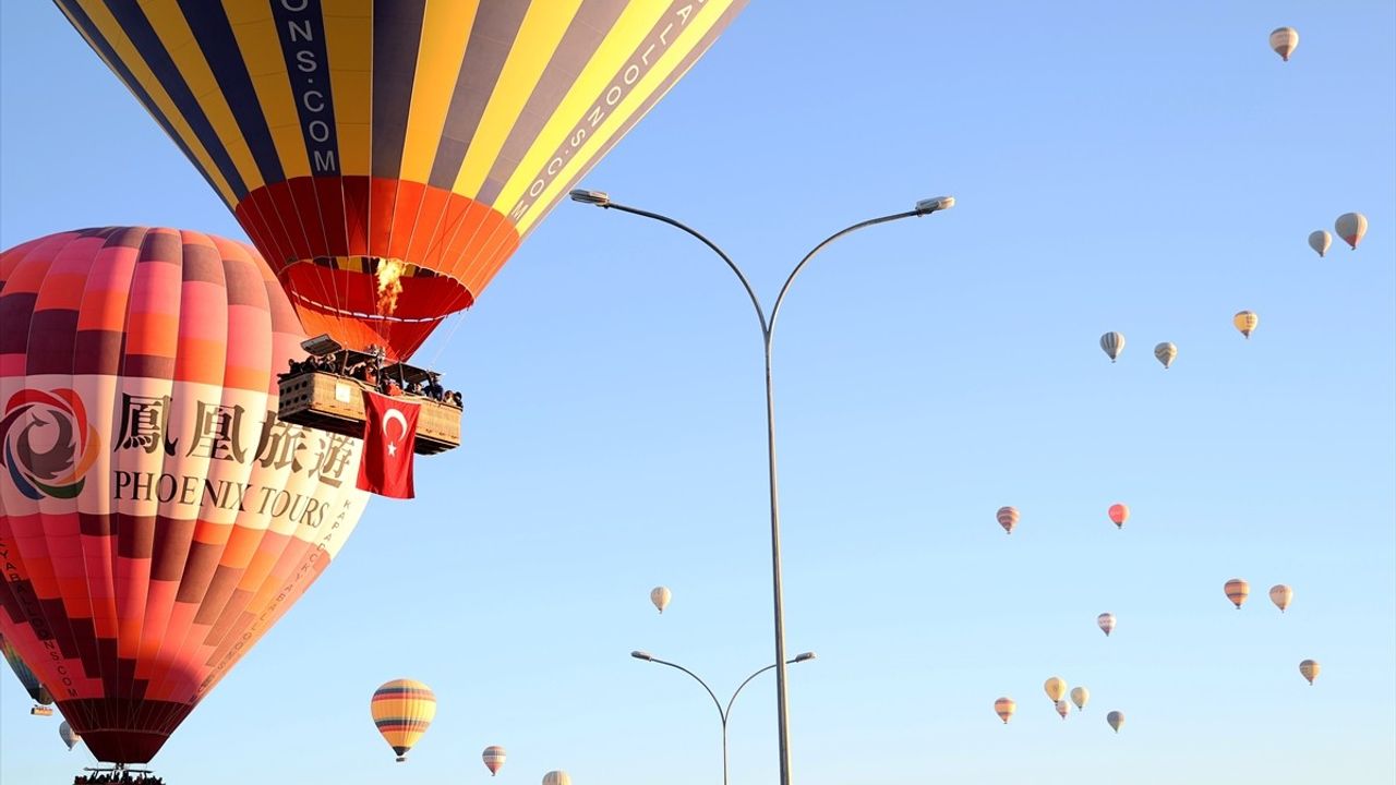 Kapadokya'da Cumhuriyet Bayramı Coşkusu: Balonlar Gökyüzünde Türk Bayrağı Dalgalandırdı