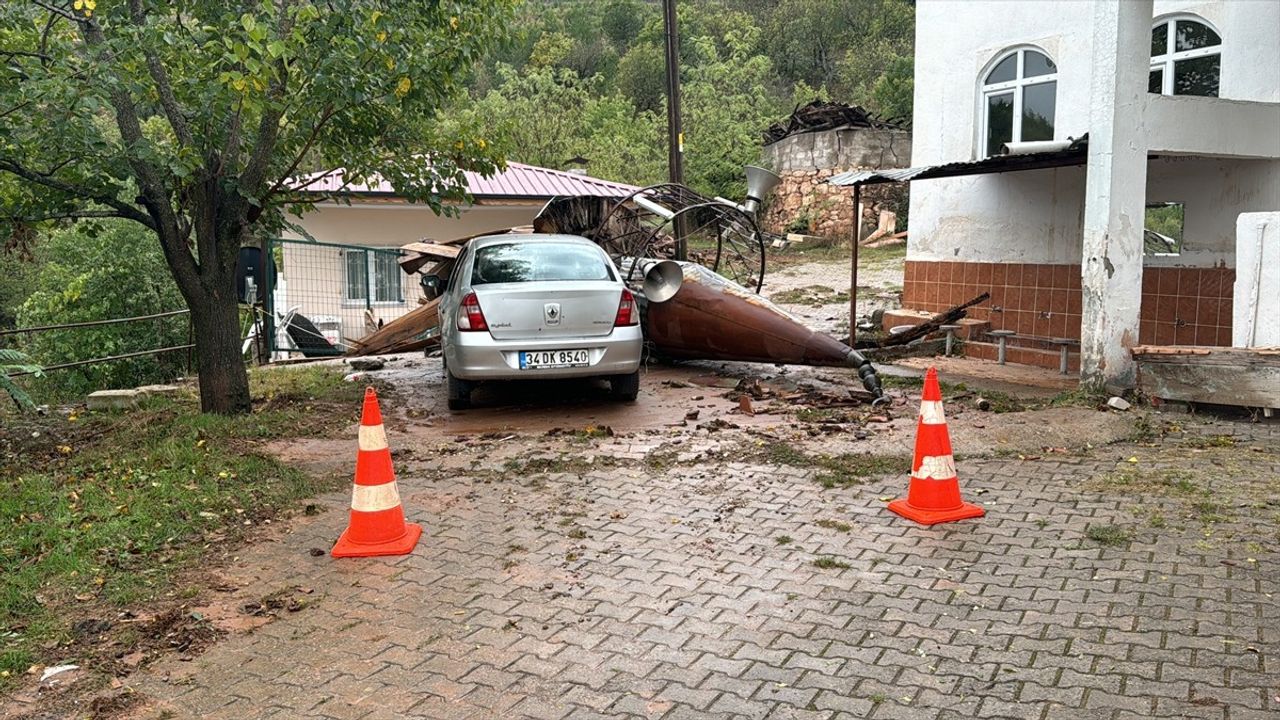 Karabük'te Şiddetli Fırtına Minareyi Devirdi