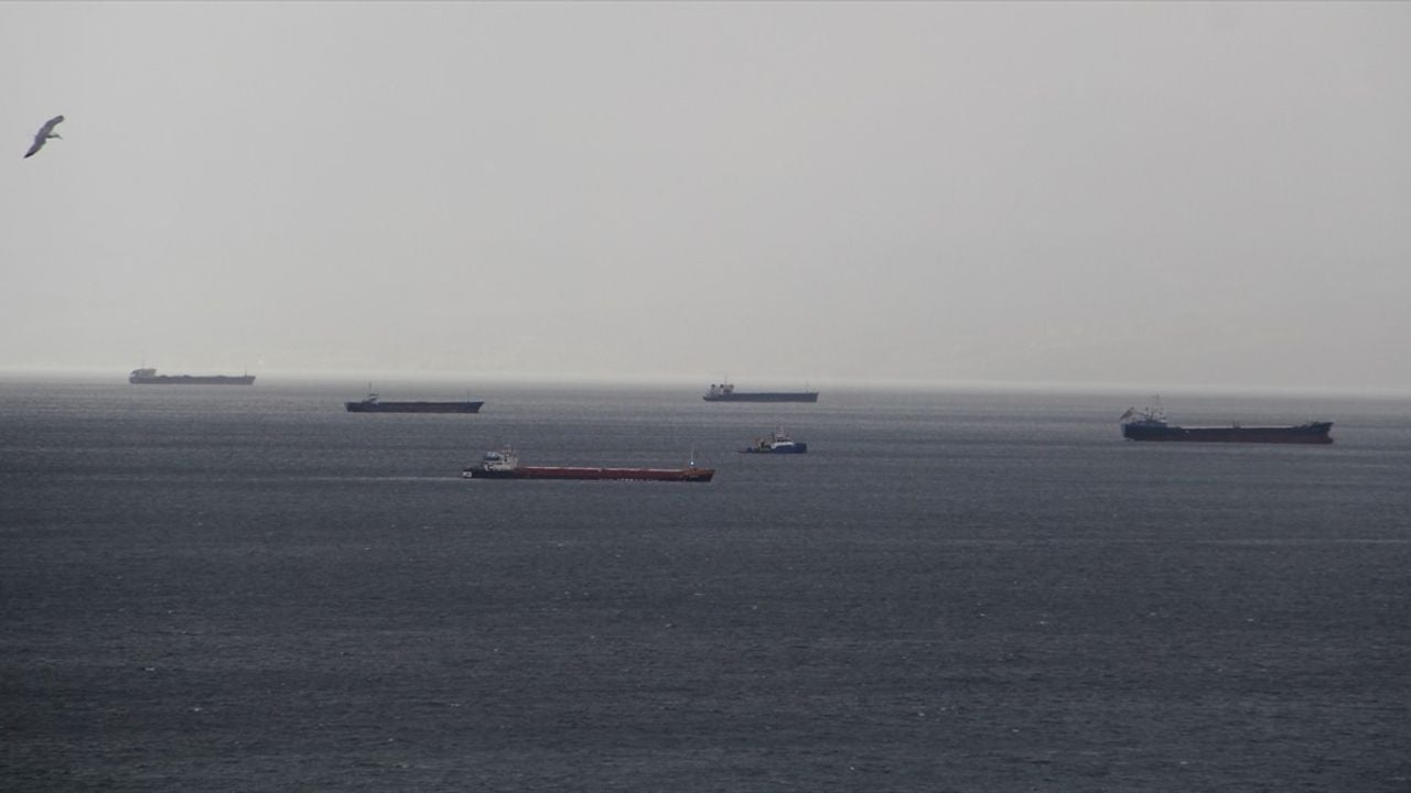 Karadeniz'de Hava Koşulları Nedeniyle Gemiler Sinop Limanı'nda Bekliyor