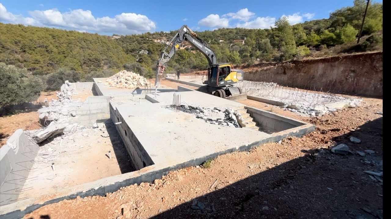 Kaş'ta Kaçak Villalar Yıkıldı