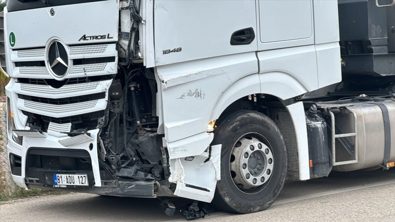 Kastamonu'da Okul Servisi ile Tır Çarpıştı: 13 Yaralı