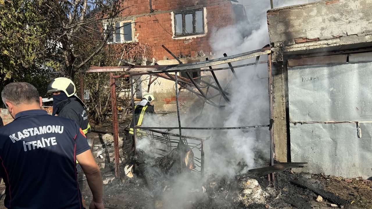 Kastamonu'da Yangın Felaketi: 2 Ev ve Garaj Yandı