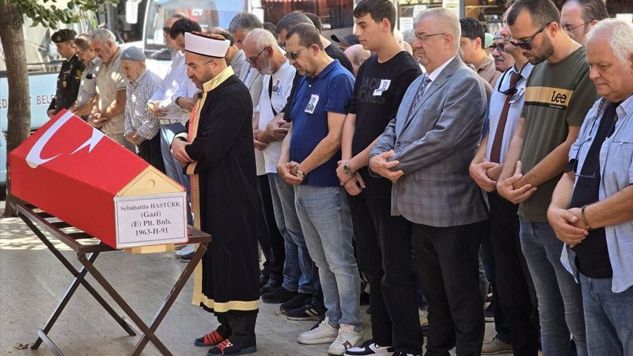 Kıbrıs Gazisi Emekli Binbaşı Sebahattin Hastürk, Balıkesir'de Son Yolculuğuna Uğurlandı