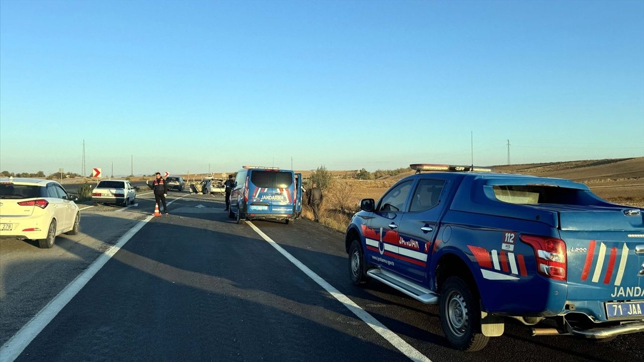 Kırıkkale'de Trafik Kazası: 2 Ölü, 3 Yaralı