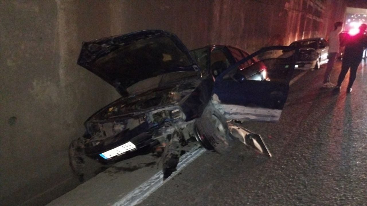 Kocaeli'de Trafik Kazası: 4 Yaralı