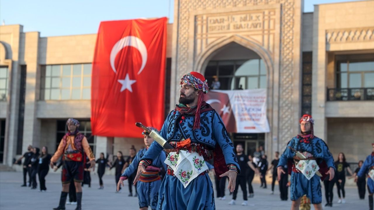 Konya'da Cumhuriyet Coşkusu: 101 Kişilik Zeybek Gösterisi