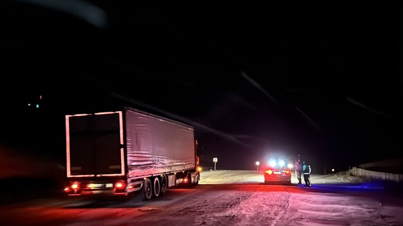 Kop Dağı Geçidi'nde Ulaşımda Sorunlar Devam Ediyor