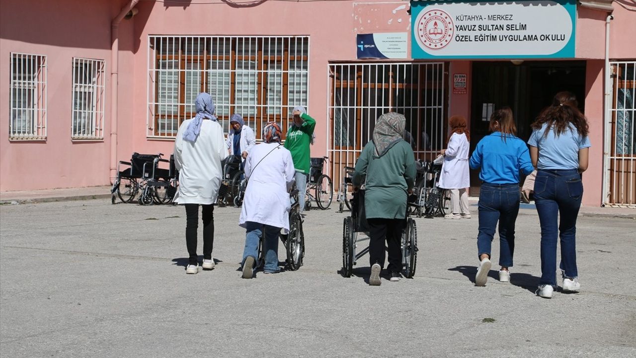 Kütahya'da Gençlerden Engelli Öğrencilere Tekerlekli Sandalye Desteği