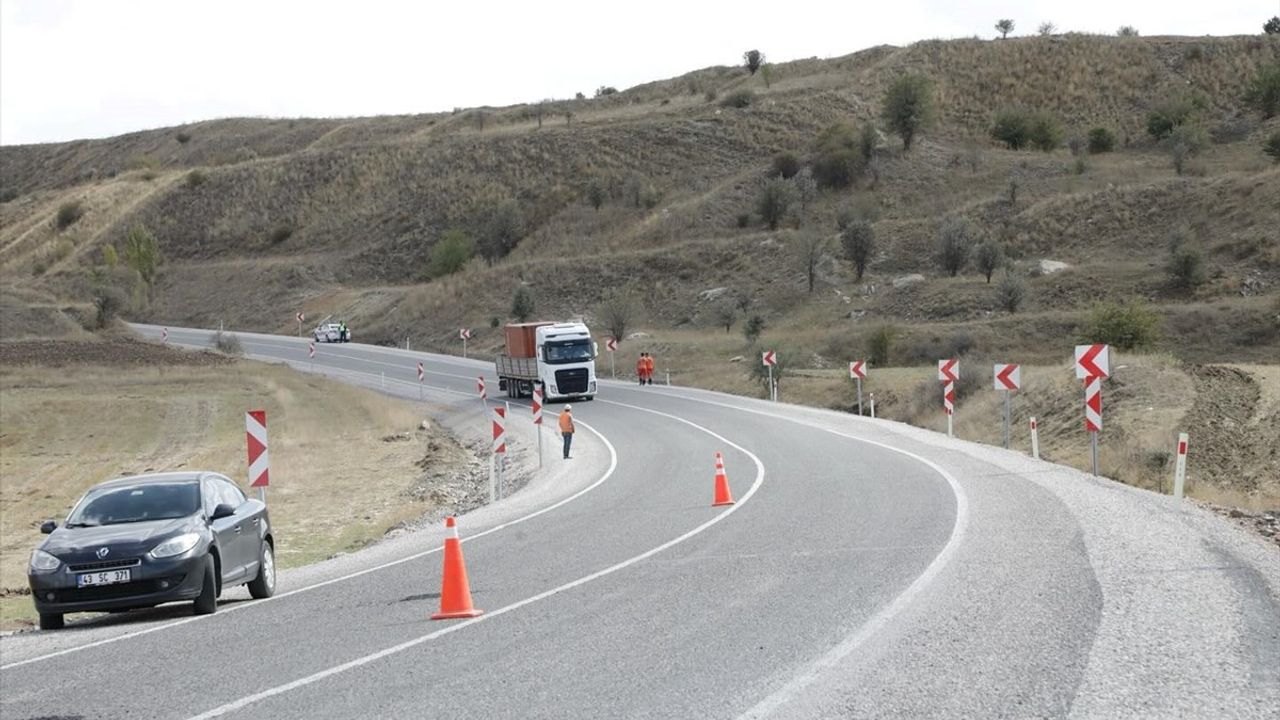 Kütahya'da Heyelan Nedeniyle Kapanan Yol Yeniden Açıldı