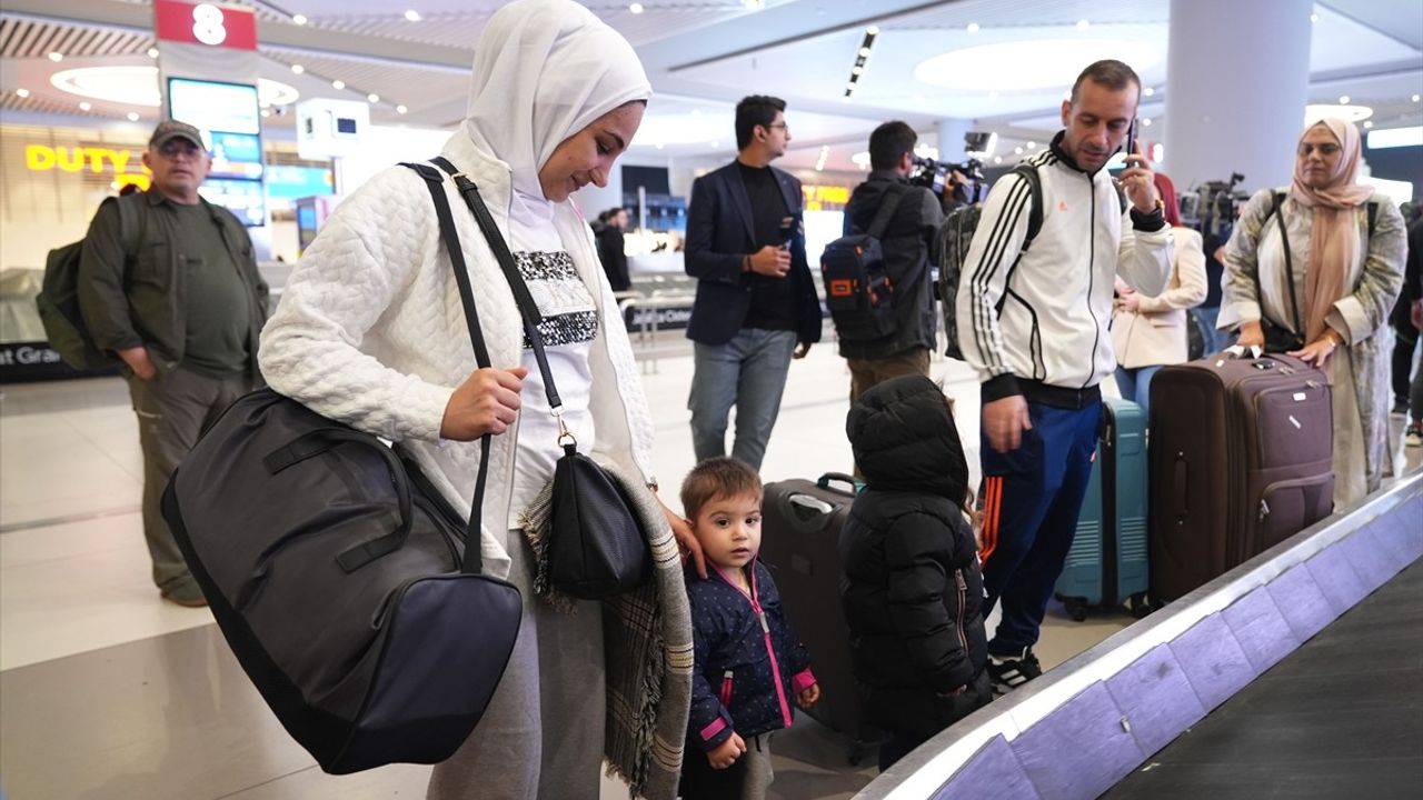 Lübnan'dan Türkiye'ye Dönen Türk Vatandaşları Uçuşla İstanbul'a İndi