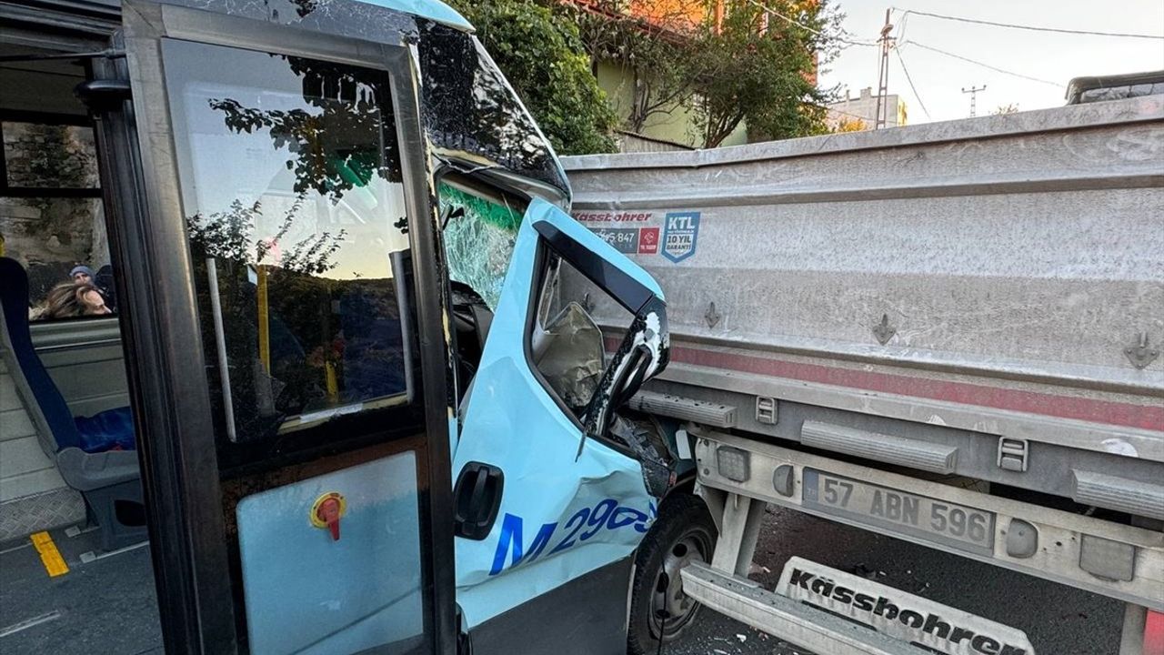 Maltepe'de Yolcu Minibüsü Tıra Çarptı: 8 Yaralı