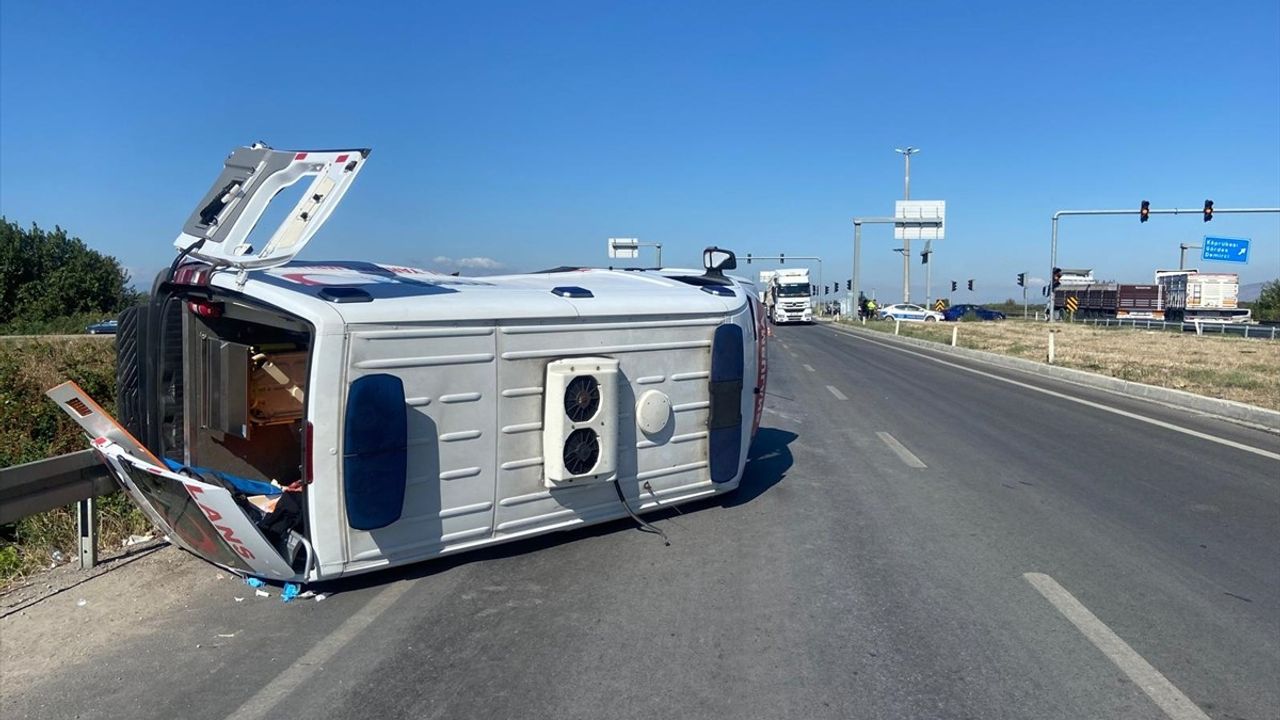 Manisa'da Ambulans ile Ticari Araç Çarpıştı: 3 Yaralı